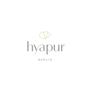 Logo mit grauem "hyapur" Text und grünem Blattmotiv darüber, weißer Hintergrund.